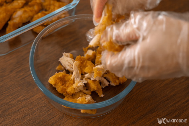 치킨 볶음밥 만드는 자료 사진. / 위키푸디