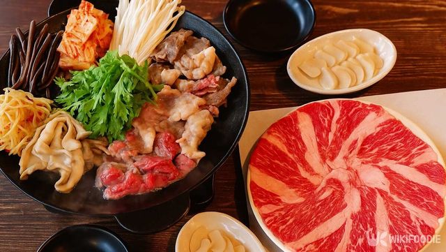 한우차돌박이삼합 자료 사진. / 위키푸디