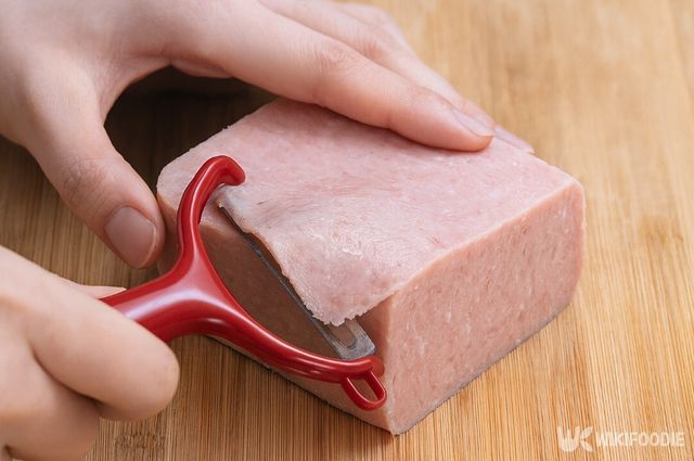 스팸을 감자칼로 얇게 썰고 있다. / 위키푸디