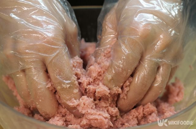 스팸을 손으로 으깨고 있다. / 위키푸디