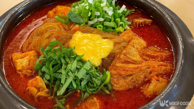 묵은지 등갈비 닭도리탕 자료 사진. / 위키푸디