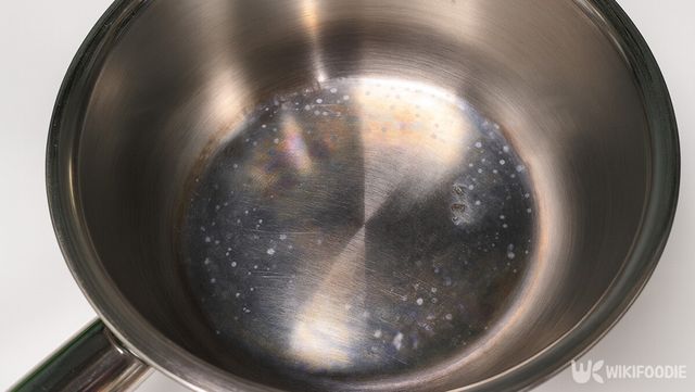 얼룩진 냄비 자료 사진. / 위키푸디