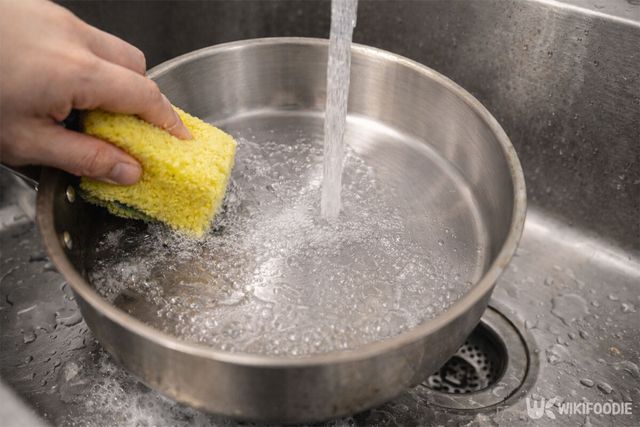 흐르는 물에 냄비를 설거지하고 있다. / 위키푸디