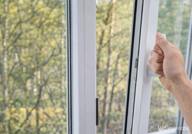 거실 베란다 문을 열어 환기하고 있다. / 위키푸디