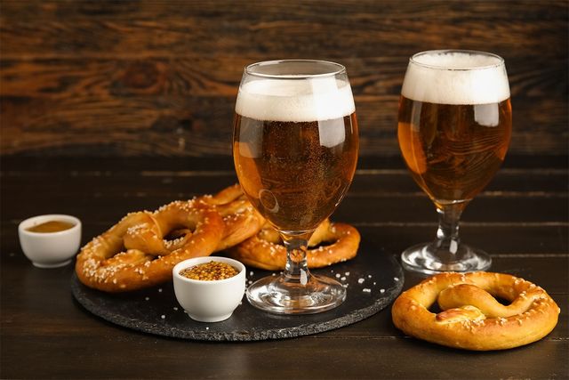 프레츨과 맥주가 나란히 놓여 있다. / Pixel-Shot-shutterstock.com