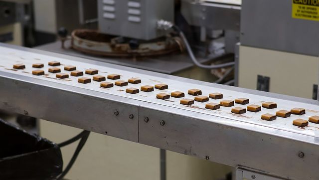 초콜릿 공장의 조립 라인 모습이다. /&nbsp;SLPhoto11-shutterstock.com