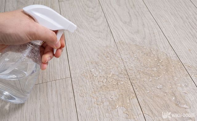 분무기에 알코올을 담아 분사하고 있다. / 위키푸디