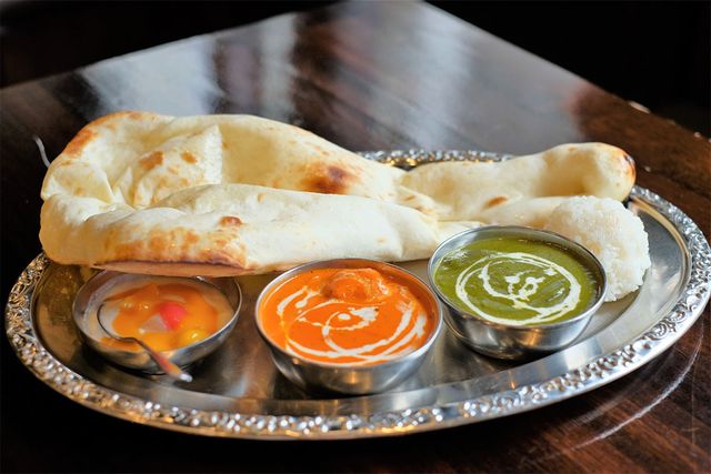 난과 소스들이 접시에 담겨 있다. / shepherdsatellite-shutterstock.com