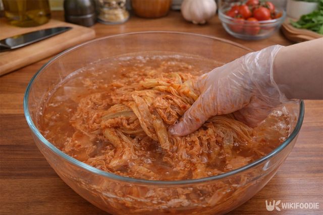 묵은지를 물에 헹구고 있다. / 위키푸디