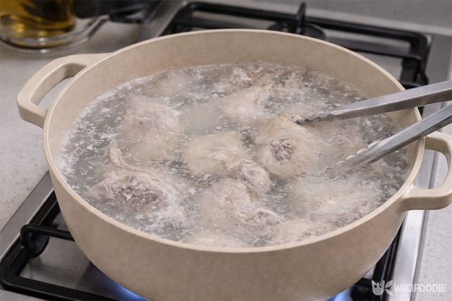 손질한 닭을 물에 데치고 있다. / 위키푸디