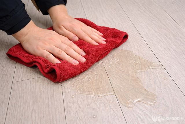 알코올이 묻혀진 바닥을 수건으로 닦고 있다. / 위키푸디