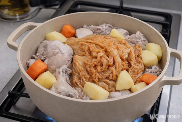 냄비에 묵은지와 감자, 당근을 넣은 모습이다. / 위키푸디