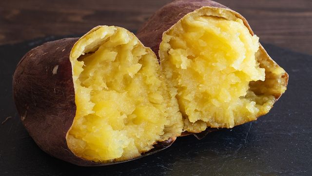 그릇 위에 찐 고구마가 있다. / yukimco-shutterstock.com