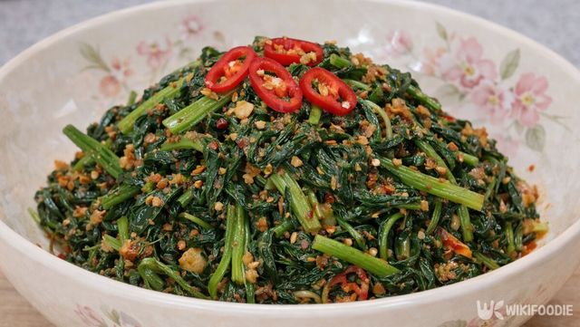 완성된 시금치 된장무침이 그릇에 담겨 있다. / 위키푸디