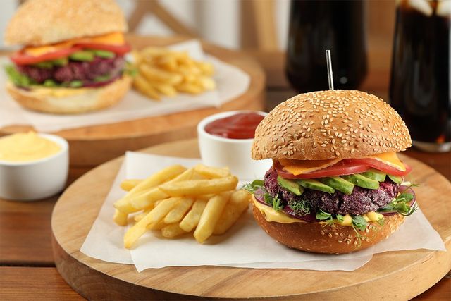 각종 채소와 고기, 패티가 고루 들어간 햄버거의 모습이다. / New Africa-shutterstock.com