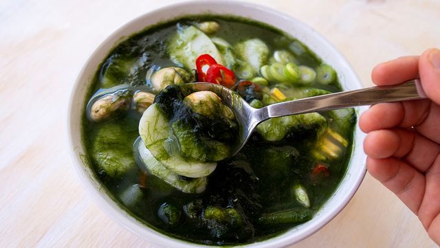 굴과 함께 끓인 매생이국은 겨울철 대표 국물 요리로 꼽힌다. / Let Geo Create-shutterstock.com