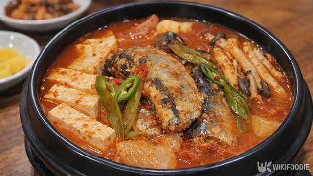 꽁치 통조림으로 만든 꽁치찌개가 뚝배기에 담겨 있다. / 위키푸디