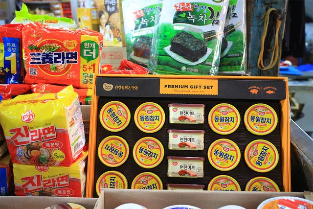 통조림 선물세트가 진열돼 있다. / Lewis Tse-shutterstock.com