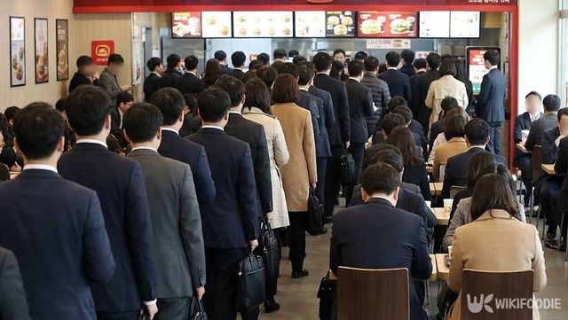 햄버거 매장 안이 직장인들로 가득 차 있다. 해당 이미지는 기사 이해를 돕기 위해 AI로 재연하였습니다. / 위키푸디