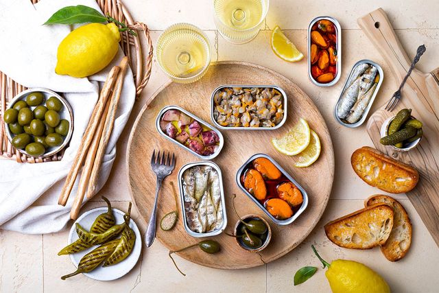 통조림을 주재료로 식탁을 꾸민 '시큐터리'의 모습이다. / zarzamora-shutterstock.com