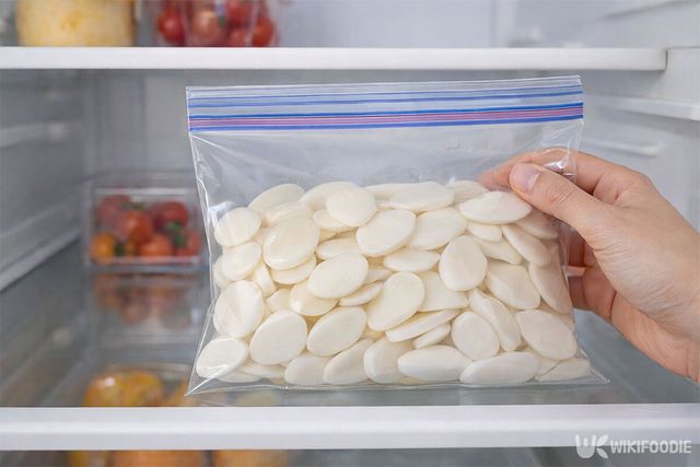 지퍼백에 떡국떡을 담아 냉장고에 넣고 있다. / 위키푸디