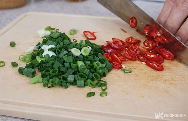 쪽파와 홍고추를 썰고 있다. / 위키푸디