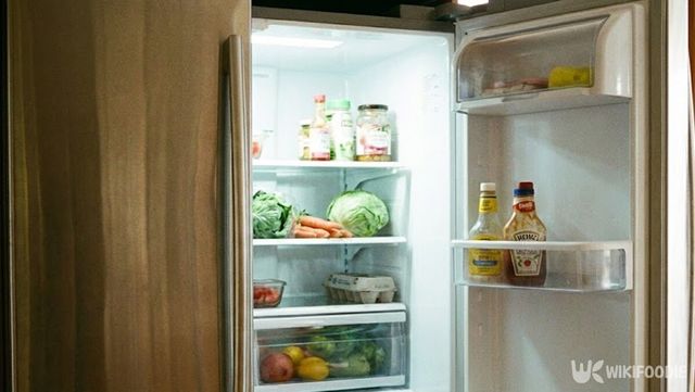 냉장고 한쪽 문을 열고 있다. / 위키푸디