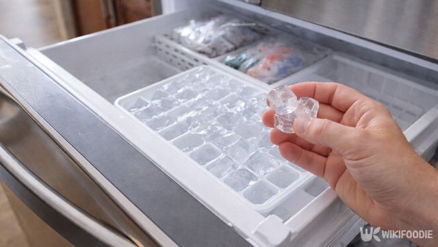 냉동실에서 꺼낸 얼음은 변기 청소에 바로 사용할 수 있다. / 위키푸디
