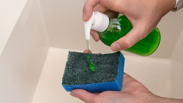 주방 스펀지에 사용되는 주방세제다. / PawelKacperek-shutterstock.com