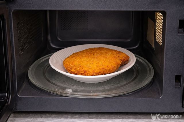 전자레인지에 돈가스를 넣은 모습이다. / 위키푸디