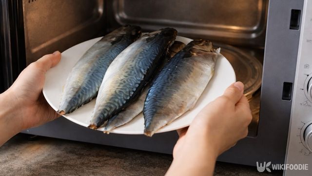 전자레인지에 고등어를 넣고 있다. / 위키푸디