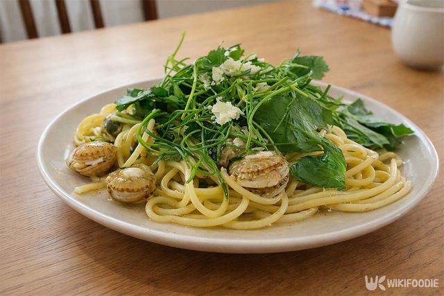 참나물로 만든 오일 파스타가 접시에 담겨 있다. / 위키푸디