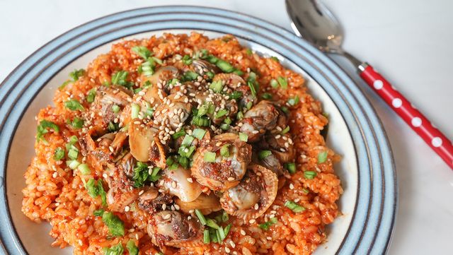 꼬막 비빔밥이 그릇에 담겨 있다. / BYUNGSUK KO-shutterstock.com