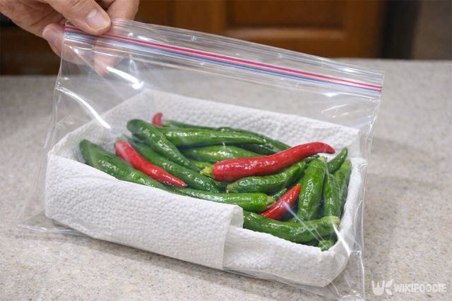 키친 타월로 감싼 고추를 지퍼백에 보관하는 모습이다. / 위키푸디