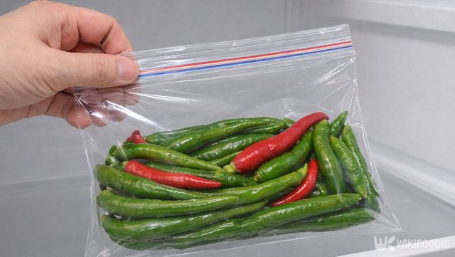 고추를 냉장고 칸에 넣고 있다. / 위키푸디