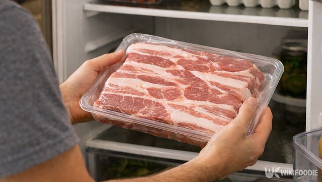 포장된 대용량 고기를 그대로 냉장 보관하려는 모습이다. / 위키푸디