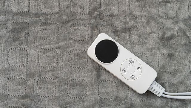 취침 전 타이머를 설정하는 전기장판 조절기다. / Freer-shutterstock.com