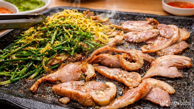 불판에 오리고기가 구워지고 있다. / 위키푸디