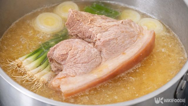 육수 속에서 고기와 대파 뿌리를 함께 넣어 끓이는 모습이다. / 위키푸디