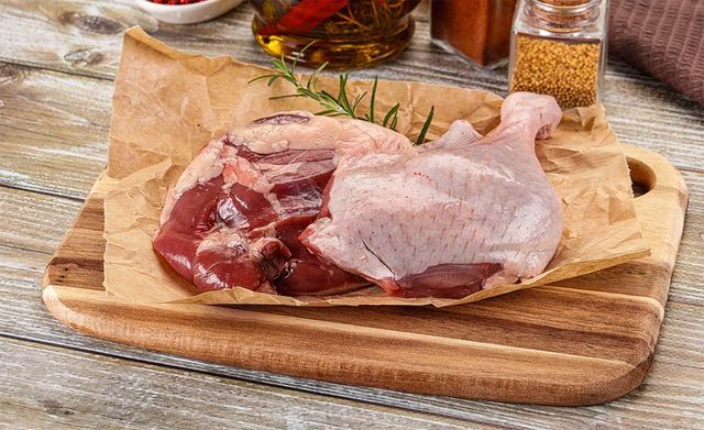 오리 다리가 도마 위에 놓여 있다. / Andrey Starostin-shutterstock.com