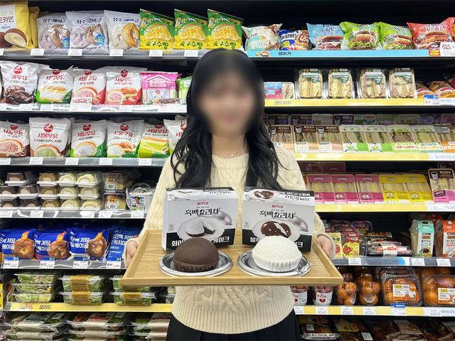 GS25 흑, 백 크림 케이크 2종 자료 사진. / GS리테일 제공