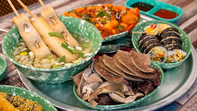 떡볶이, 순대, 어묵탕이 식탁에 놓여 있다. / Light Win-shutterstock.com