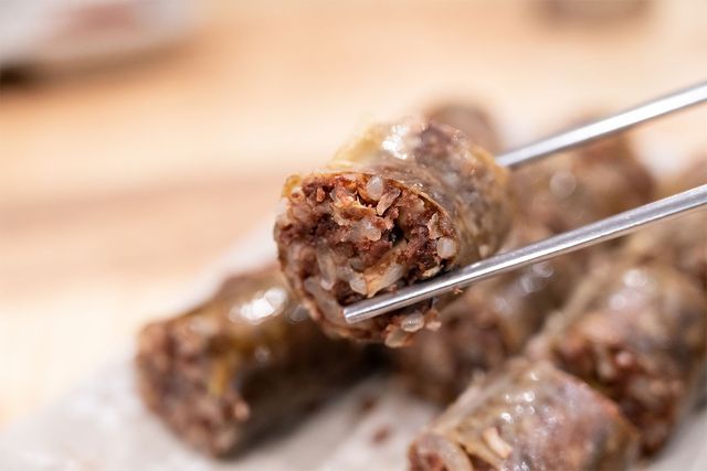 순대를 젓가락으로 집은 모습이다. / Romix Image-shutterstock.com