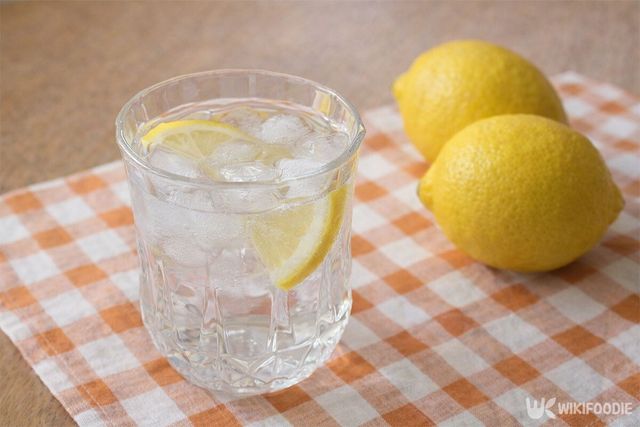 레몬과 레몬 물이 식탁에 나란히 놓여 있다. / 위키푸디