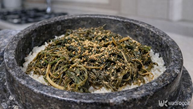 쑥부쟁이로 만든 돌솥 밥이 식탁에 놓여 있다. / 위키푸디