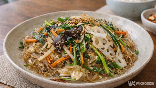 쑥부쟁이가 들어간 잡채가 놓여 있다. / 위키푸디