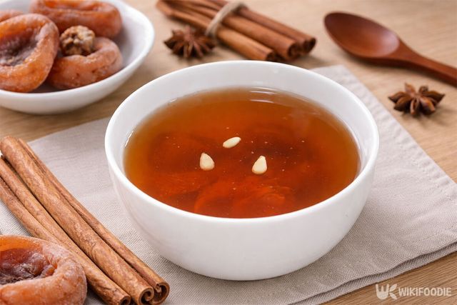 수정과가 그릇에 담겨 있다. / 위키푸디