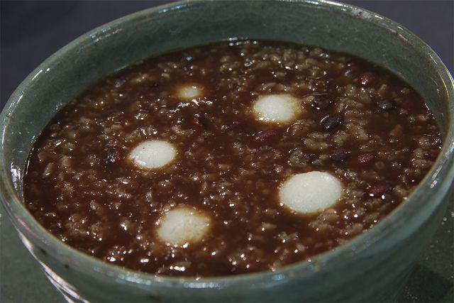 팥죽이 그릇에 담겨 있다. / Johnathan21-shutterstock.com