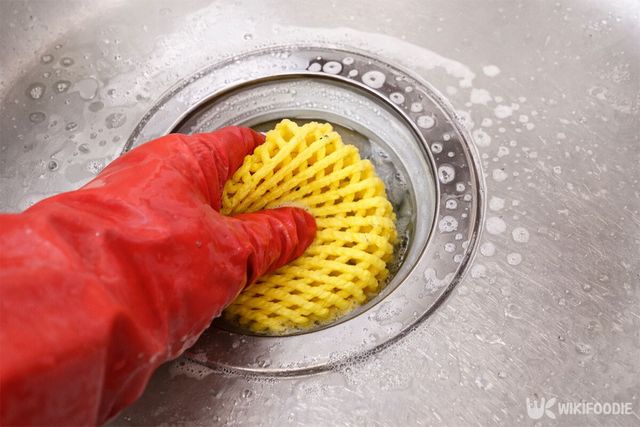 과일망으로 싱크대 배수구를 닦고 있다. / 위키푸디