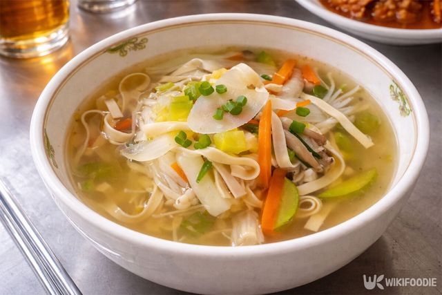 두부면이 들어간 칼국수가 식탁에 올려져 있다. / 위키푸디